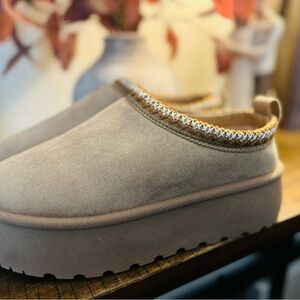 Olivia & Kate women’s Cozy Slip-On Platform Mules - Taupe size 8 NEW